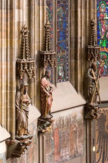 Choir hall, figures of saints with angel consoles on the north wallAngel with lute as console under