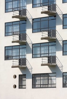Dessau, Bauhaus, Prellerhaus studio building, east side with balconies
