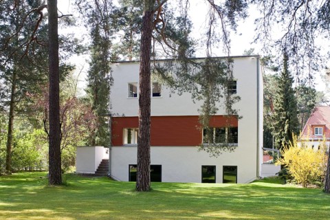 Built in 1923 by Erich Mendelsohn and Richard Neutra, garden side