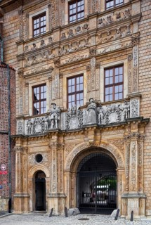 Begun in 1544, above the passageway figures of Duke George II and Barbara of Brandenburg, above