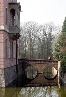 Bridge between manor house and outer bailey