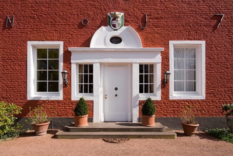 Manor house, entrance side with coat of arms stone with the Quadt/Hatzfeld alliance coat of arms