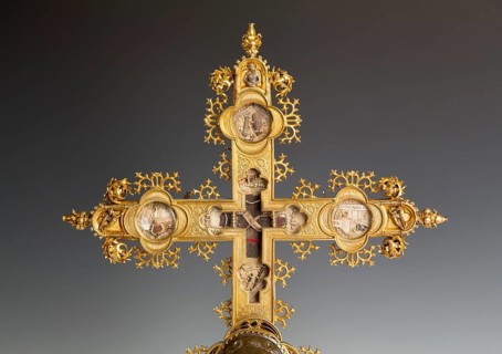 Reliquary cross in the German Blade Museum, detail with relics
