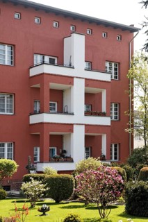 The red front of the Hufeisensiedlung (Fritz-Reuter-Allee, rear) with reconstructed colour scheme