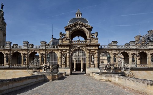 Chantilly, Chateau-de-Chantilly, castle park, courtyard of honour, courtyard arcades built in the
