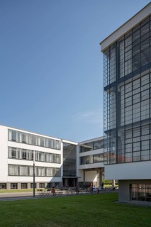 Dessau, Bauhaus, view from the south, north wing, administration bridge and on the right the