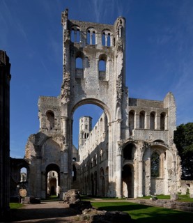 Begun in 1040, destroyed from 1562, view from the east with a view into the nave, remains of the