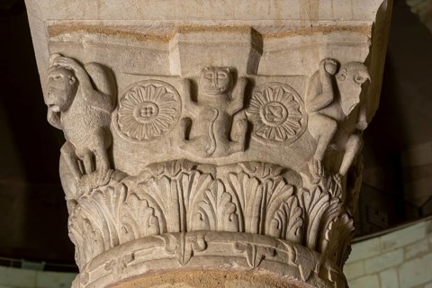 Neuvy-Saint-Sépulchre, collegiate church of St-Jacques, rotunda, column capitals with monkeys and