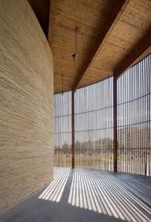 Built in 2000 by Peter Sassenroth and Rudolf Reitermann, rammed earth work: Martin Rauch, rammed