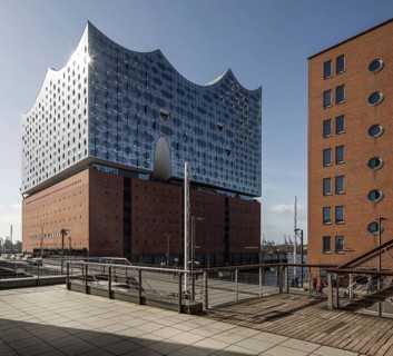 Hamburg, Elbphilharmonie, view from the north-east over the Mahatma Gandhi Bridge, designed by