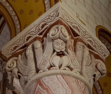 Capital of a column in the ambulatory, mythical creature and sinner, St., Sankt, Saint