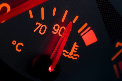 Water temperature display of a Peugeot 206 CC shows 100 degrees, dashboard