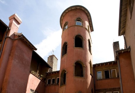 Stair towers and arcades - so-called traboules