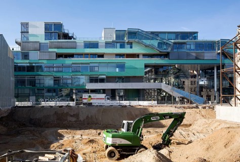 East façade during the demolition of the former Werkkunstschule, view through the gap between