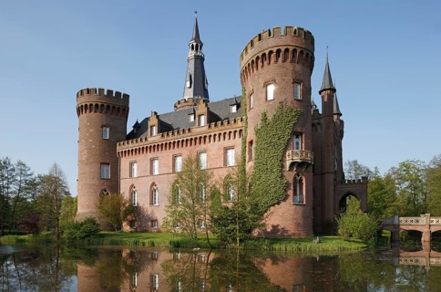 Moyland, castle park in spring