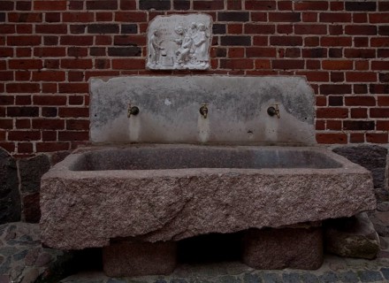 Middle castle, stone bathing basin, above it relief CHRIST AT THE JAKOBSBRUNNEN modelled on the