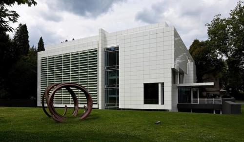 Architect Richard Meier, opened 2004, exterior view with object GEROLLTER STAHL by Bernar Venet,
