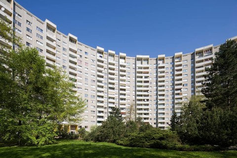 Semicircular, 18-storey residential tower block by Walter Gropius, interior