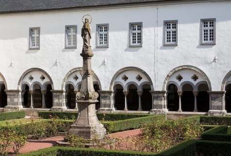 Marienhof (cloister), statue of the Virgin Mary in front of the eastern cloister wing