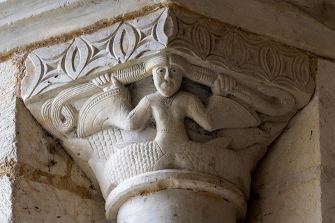 Plaimpied-Givaudins, Saint-Martin church from 1080, capital with mermaid