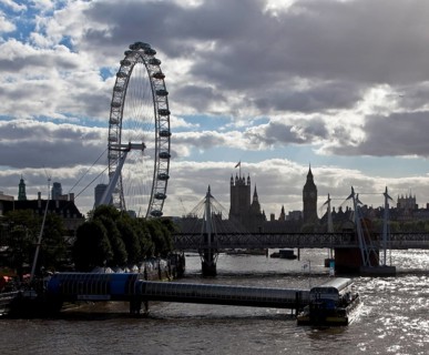 Left: LONDON EYE built 1999 height 135 m, centre: Houses of Parliament 1839-1888, front: Festival