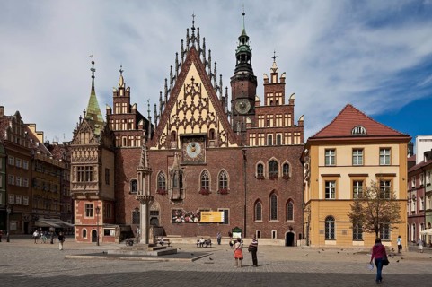 View from the east, tracery gable around 1500, astronomical clock 1580, Gothic oriel of the town