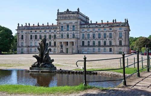 Courtyard side from the south, built in 1772-76 by Johann Joachim bush, sculptural decoration by