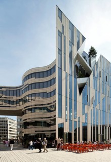 Facade at the Hofgarten with a view of Schadowplatz
