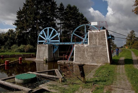 Rollberg (inclined planes), on which the ships are transported overland on rail wagons using a