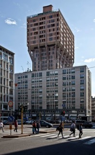 1956-58 by BBPR Architekten, basement floors offices, projecting upper floors flats, height 106 m,