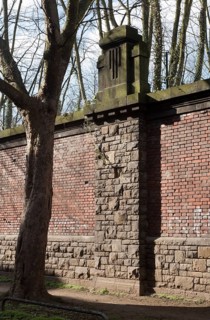 Krefeld, Südbahnhof on Saumstraße, parapet pillar on the railway embankment