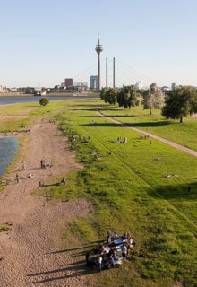In the foreground Oberkassler Rheinwiesen, behind it Rheinkniebrücke, city gate and media harbour,