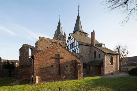 Arnoldsweiler near Düren, old and new parish church