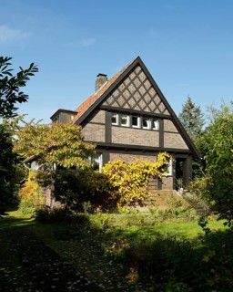 Built around 1933 by Friedrich Kühnen, student of Karl Buschhüter, south side, Dürr house, gable