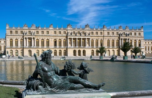 Facade of the central building, garden side with fountain figure