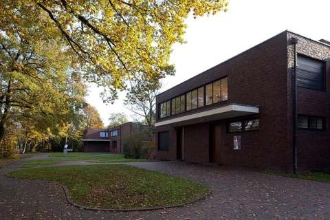 Built between 1928 and 1930 by Ludwig Mies van der Rohe as a residential building, street side