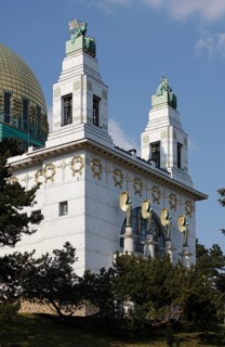South façade with figures by Richard Luksch, St. Leopold and St. Severin and angels by Othmar