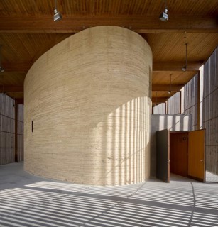 Built in 2000 by Peter Sassenroth and Rudolf Reitermann, rammed earth work: Martin Rauch, rammed