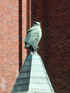 Detail of the owl on the north-west corner (Ullstein company logo)