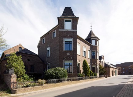Erftstadt-Herrig, Domhof courtyard complex