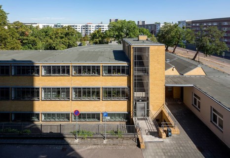 Dessau, former labour office by Walter Gropius, south view from the neighbouring high-rise building
