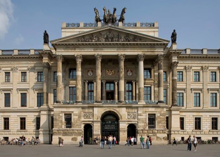 Braunschweig castle facade copy 2005-07 middle section v W. shopping centre. Castle arcades