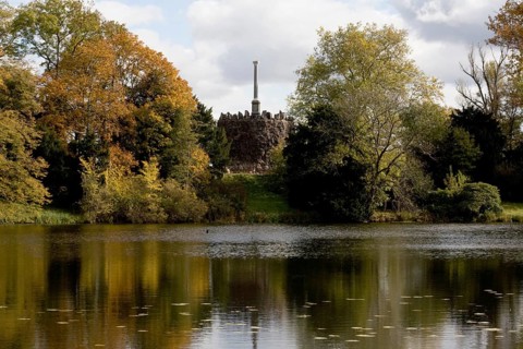 View over the small wall hole to the monument