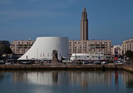 Left: cultural centre 1972-78 by Oskar Niemeyer, behind: tower of St Joseph's Church 1951-59 by