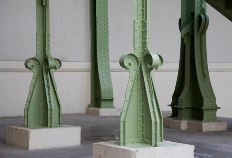 Base-of-emphasis supports
