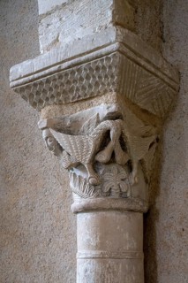 Plaimpied-Givaudins, Saint-Martin church from 1080, capital with two pelicans with intertwined
