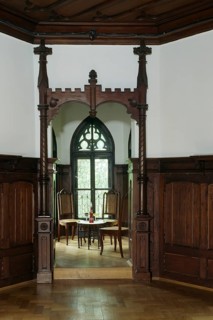 Spindlhof Palace, Gothic hall, view of the bay window. Neo-Gothic furnished hall