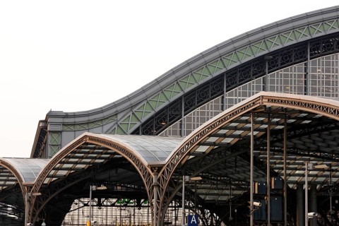 Platform concourse from 1894, in front of it modern platform roofing by Busmann & Haberer