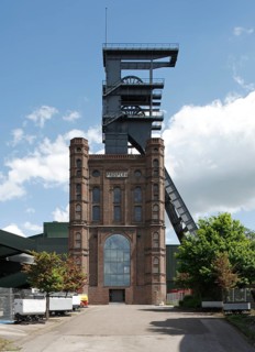 Combination of Malakow tower and headframe