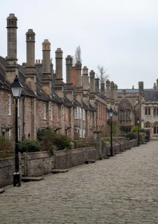 Wells, Cathedral, medieval lane Vicar's Close, oldest intact terraced house complex in Europe from